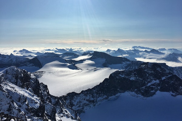 GALDHØPIGGEN: En vanlig rute opp fjellet er via Styggebreen fra Juvasshytta. Her kan man møte skjulte bresprekker. Foto: Cameron Hjelmstad. Galdhøpiggen i nydelig solvær