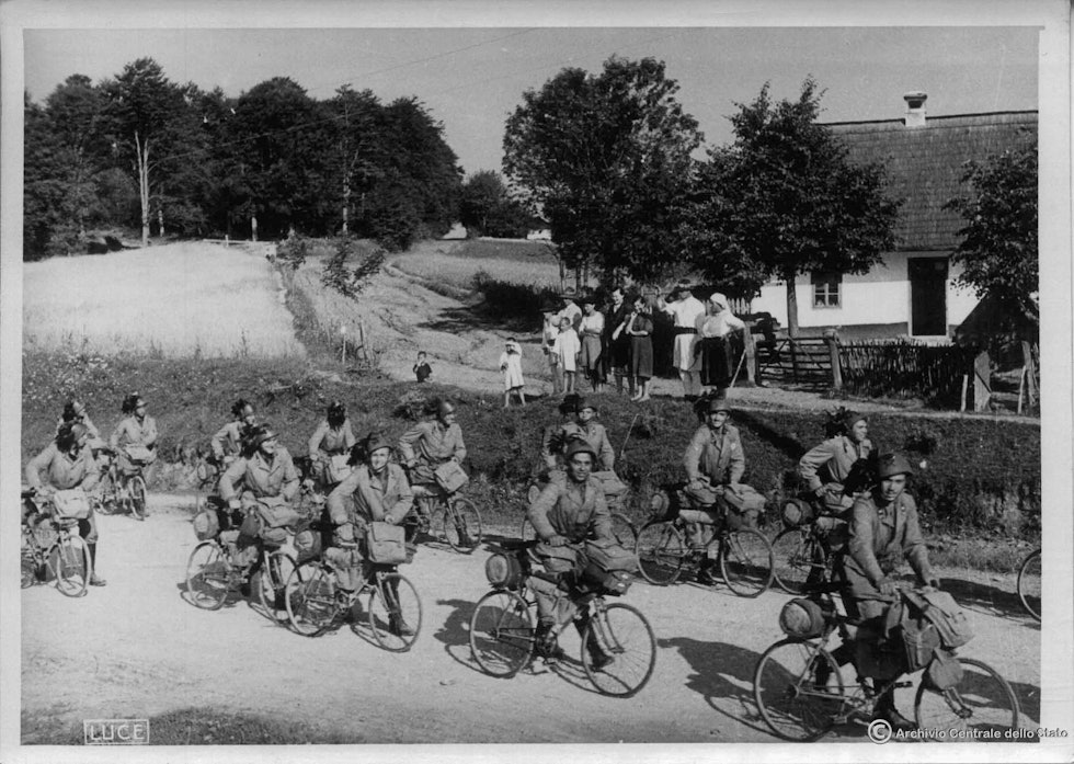 KRIG OG FRED: Bianchi laget sykler til den italienske hæren under både første og andre verdenskrig. «Il Bersaglieri» brukte sammenleggbare sykler for å kunne flytte seg rask. Her er italienske tropper tidlig under andre verdenskrig. Foto: Ukjent.