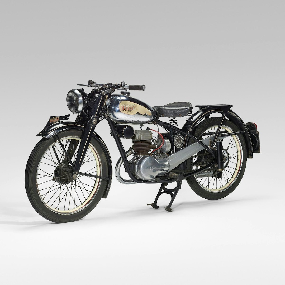 MOTORDOPING: Bianchi produserte i lange perioder både biler og motorsykler. Motorsyklene holder for mange entusiaster samme status som de gamle syklene. Foto: Wright Auctions.