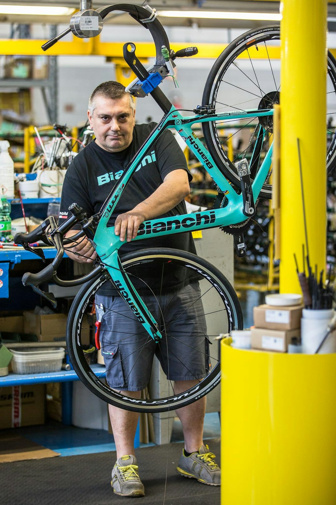 HVER MANN – SIN SYKKEL: Bianchi er stolte av at de ikke setter sammen syklene etter samlebåndsprinsipp, men at hver sykkel har en skaper som setter den sammen. Foto: Tor Simen Ulstein.