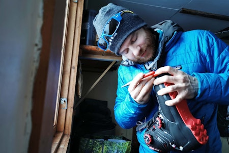 KILT SEG: Fjellskitester Ove Nestvold prøver å løsne pinnen som har satt seg fast. Foto: Gunhild Aaslie Soldal fjellskisko xplore plunder
