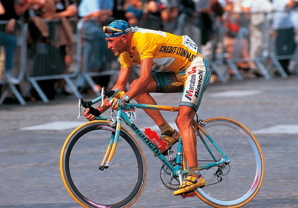 PIRATEN: Marco Pantani var 90-tallets beste klatrer, et yndet markedsføringsobjekt, men også en mare å jobbe med. Han stilte enorme krav til rammebyggerne, og hadde en spesiell geometri som lot han klatre i bukken. Foto: Cor Vos. 