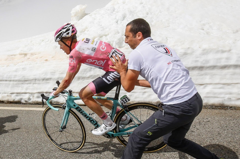 BARE NESTEN: Ut av det blå kom nederlenderen Steven Kruijswijk og holdt på å vinne hele Giro d’Italia 2016. Bianchis våte drøm knuses på nest siste etappe, når han velter i en snøfonn. Foto: Cor Vos.