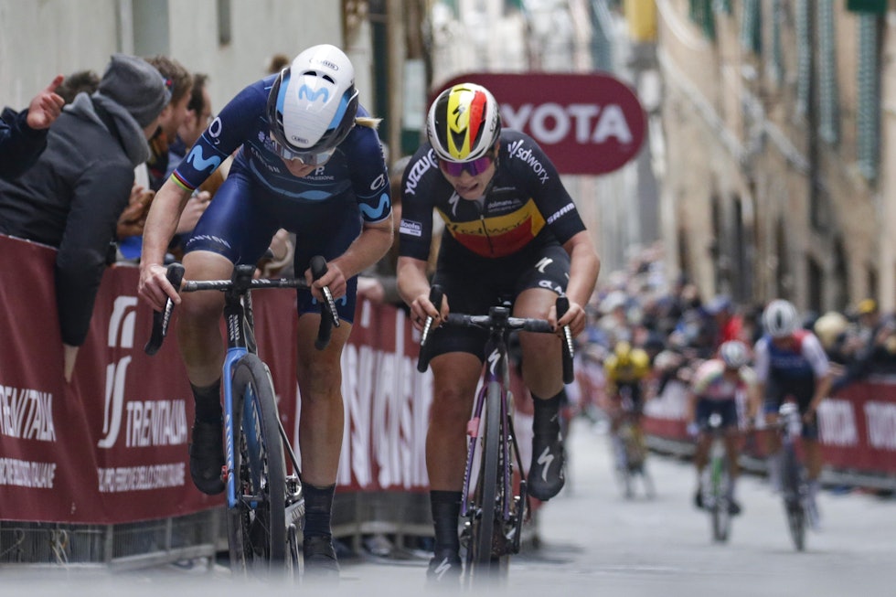 ANGREP OG ANGREP: Annemiek van Vleuten gjorde alt hun kunne for å riste av seg konkurrentene, men Lotte Kopecky bet seg med. Foto: Cor Vos annemiek van vleuten lotte kopecky strade bianche
