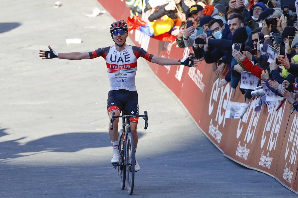 ENSOM MAJESTET: Tadej Pogacar vant Strade Bianche 2022 etter en vanvittig soloprestasjon. Foto: Cor Vos tadej pogacar strade bianche 2022