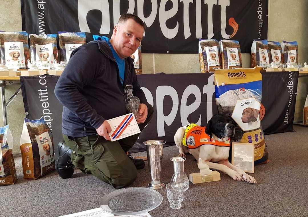 Tittelforsvarer i NM Vinter: Frode Aunan og pointeren Ørntuas Primus er regjerende norgesmester, og er å finne på startlistene også i år. NM Vinter-vinner Frode Aunan og pointeren Ørntuas Primus foran premiebordet