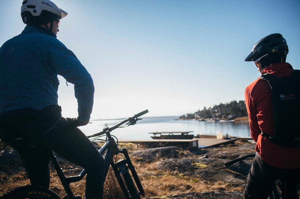 UT MOT HAVET: Lars Frederik Nordbakken og Tore Haslemo tar en pause ved sjøen. Foto: Kristoffer H. Kippernes stisykling i fredrikstad