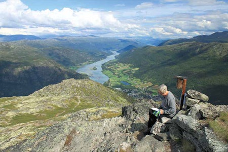 På toppen av Lomseggen (1289 moh.) med utsikt over Ottadalen. Foto: Frank Ivar Hansen.