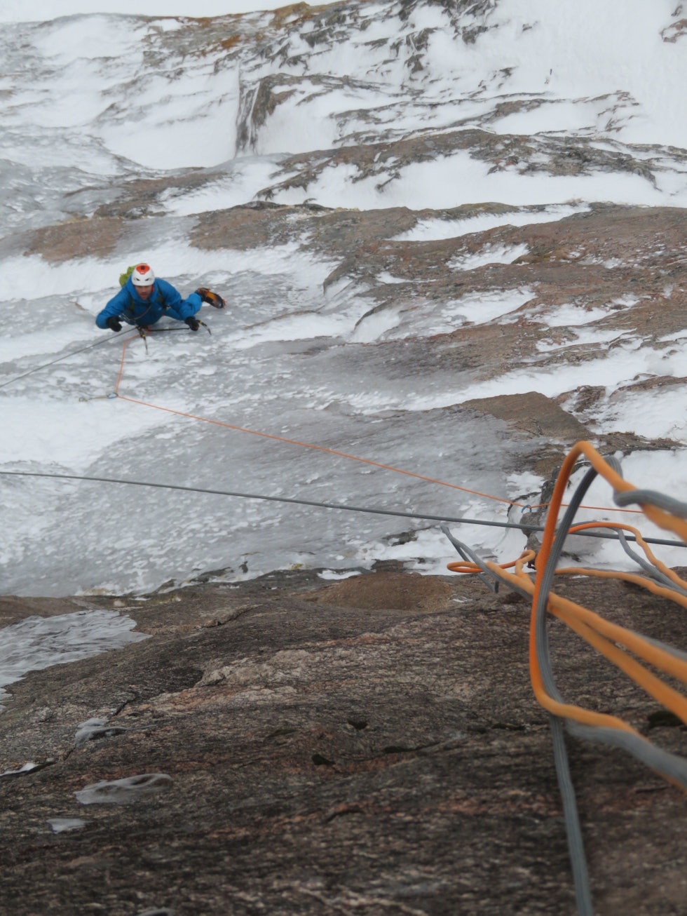 I GREVENS TID: Eivind følger på den tynne og myke isen. Foto: Juho Knuuttila 