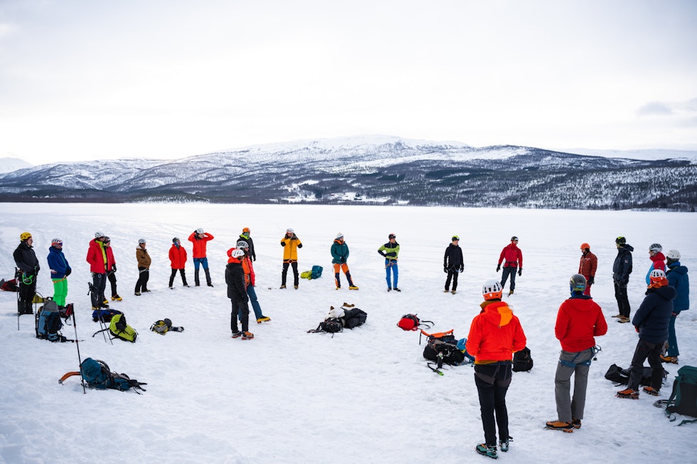 GJENNOMGANG: De erfarne instruktørene gir grundig gjennomgang for dagens program, og farer ved isklatring. Foto: Kyrre Buxrud