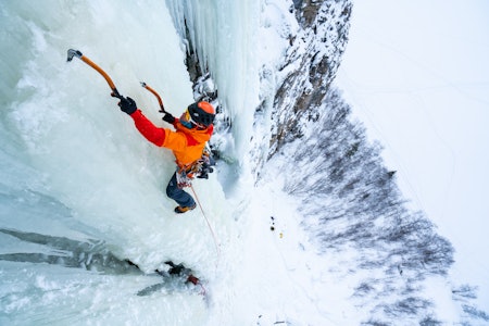 ISKLATREKURS: Isklatreproff Matthias Scherer i aksjon under Arctic Ice Festival. Foto: Kyrre Buxrud mann som klatrer is