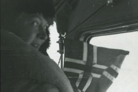 «LAND SEES TYDELIG»: Ingrid Christensen i cockpiten på Viggo Widerøes Stinson-fly 27. februar 1937, klar til å kaste ut et norsk flagg over det antarktiske landområdet som to år tidligere hadde blitt kalt opp etter henne. Foto: Norsk Polarinstitutt. Ingrid Christensen polarhistorie antarktis