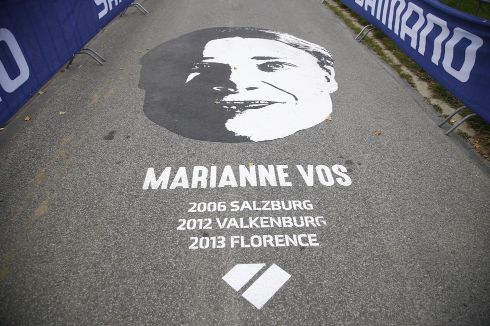 TRE GANGER VERDENSMESTER: Marianne Vos ansikt pryder asfalten på Moskesstraat under VM i Flandern 2021. Foto: Cor Vos marianne vos