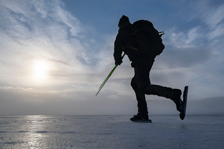 KALDT NOK: Før snøen kommer, kan det være magiske forhold på isen. Foto: Lars Lindland