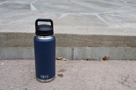 FLOTT: Yeti Rambler er en stilig stålflaske med bærebøyle på korken. Alle foto: Øyvind Aas test av Yeti Rambler termos