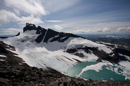 Store Soleibotntind i solskinn delvis dekket i snø