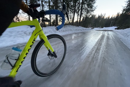 ISDEKK: XLC SpikeX 240 gir trygt grep på blank is. Foto: Øyvind Aas Test av XLC SpikeX piggdekk
