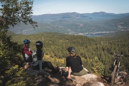 HØGEVARDE: I Hallingdal satser de tungt på stisykling og utvider med mange kilometer med nye stier i 2022. Foto: Jon Hunnalvatn Tøn stisykling høgevarde 2022