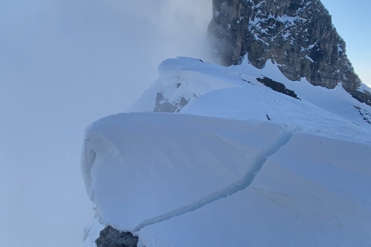 KLAR TIL Å LØSNE: Denne skavlen i Engelberg har flere skispor over seg. – Hold deg unna skavler, er det klare rådet fra NVE. Snøskavl i Engelberg.