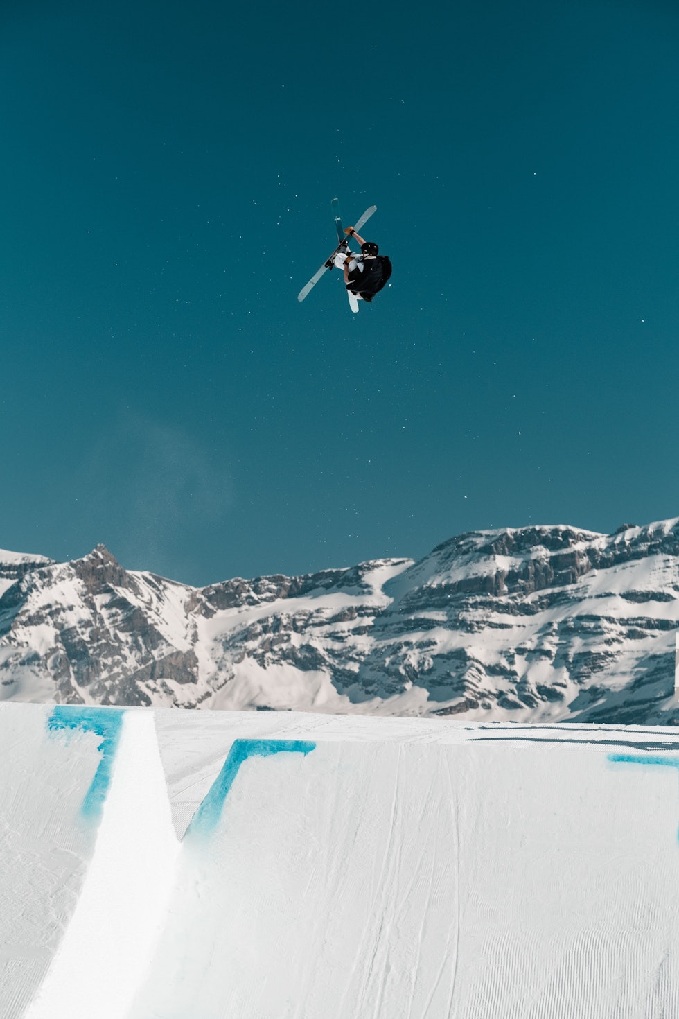 I LUFTA: Leo under et av runsa sine i Leysin. Foto: @leysin22 / Martin Steffen leo landrø freeski vm