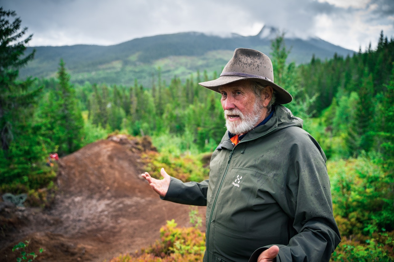 STIBYGGER: Det er Glen Jacobs som leder arbeidet med stibygging på Høgevarde. Foto: Lars Storheim / Hallingdal Rides glen jacobs høgevarde stisyskling world trail
