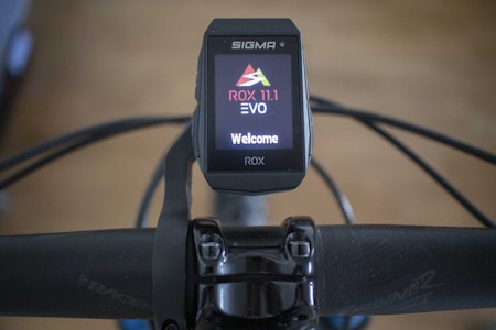 LITEN PÅ STYRET: Sigma Rox 11.1 er en kompakt sykkelcomputer med GPS. Foto: Kristoffer H. Kippernes.  test av sigma gps sykkelcomputer