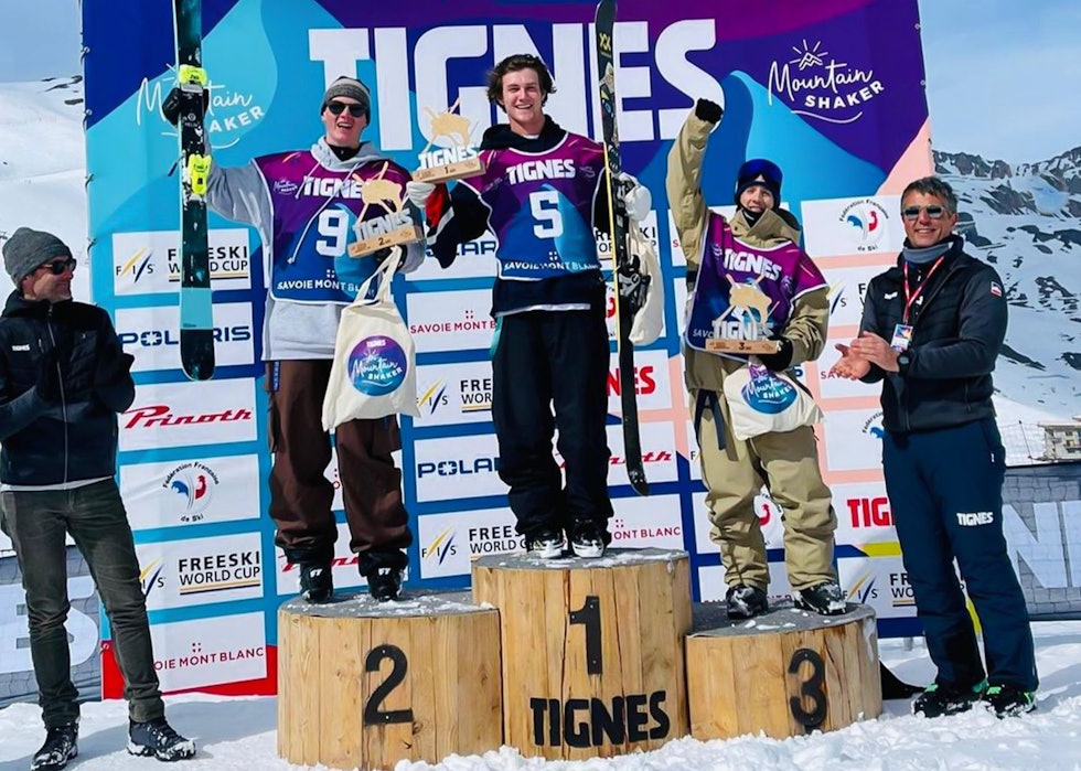 Birk Ruud seiret på første forsøk etter OL i Beijing foran Max Mofatt og Jesper Tjäder. Foto: FIS Seierspall med Birk Ruud på toppen