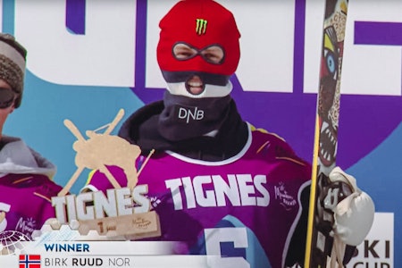 GANGSTER-BIRK: Birk Ruud prøvde å holde lav profil i Tignes, men med en kvallik det luktet svidd av, var det vanskelig å komme unna den øverste pallplassen. Foto: FIS GANGSTER-BIRK: Birk Ruud prøvde å holde lav profil i Tignes, men med en kvallik det luktet svidd av, var det vanskelig å komme unna den øverste pallplassen. Foto: FIS