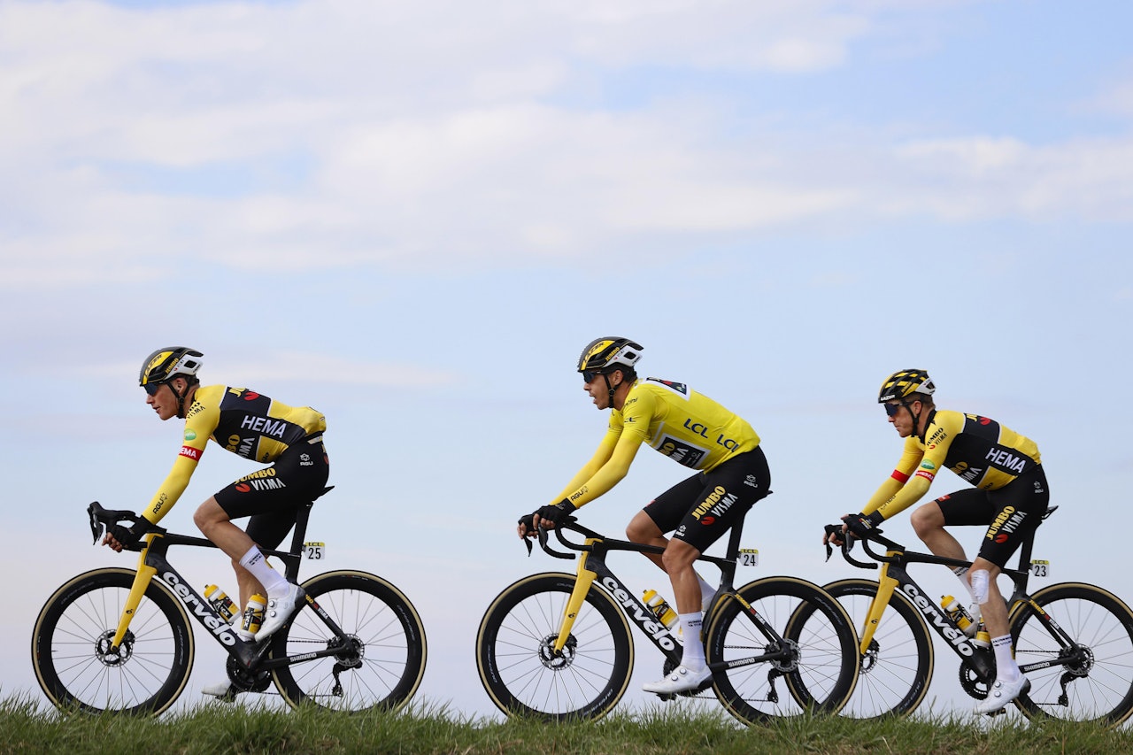 NY SYKKEL? Jumbo-Visma sykler rundt på nye Cervéloer i år. Men hva slags sykkel er det? Dette er bare noe av teamene i dagens podkast. Foto: Cor Vos. NY SYKKEL? Jumbo-Visma sykler rundt på nye Cervéloer i år. Men hva slags sykkel er det? Dette er bare noe av teamene i dagens podkast. Foto: Cor Vos.