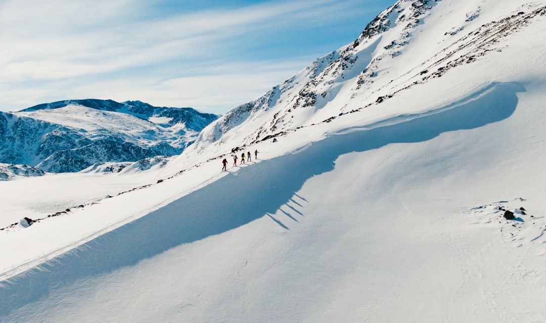 dronebilde av skiløpere i Jotunheimen
