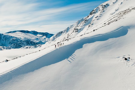 dronebilde av skiløpere i Jotunheimen