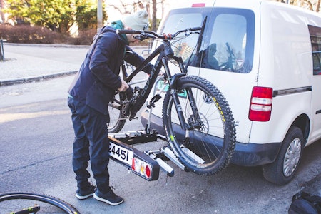 RIMELIG SYKKELSTATIV: Biltema sitt sykkelstativ for hengerfeste er blant de aller rimeligste på markedet. Foto: Mathias Marley. biltema sykkelstativ montent på hengerfeste med sykkel