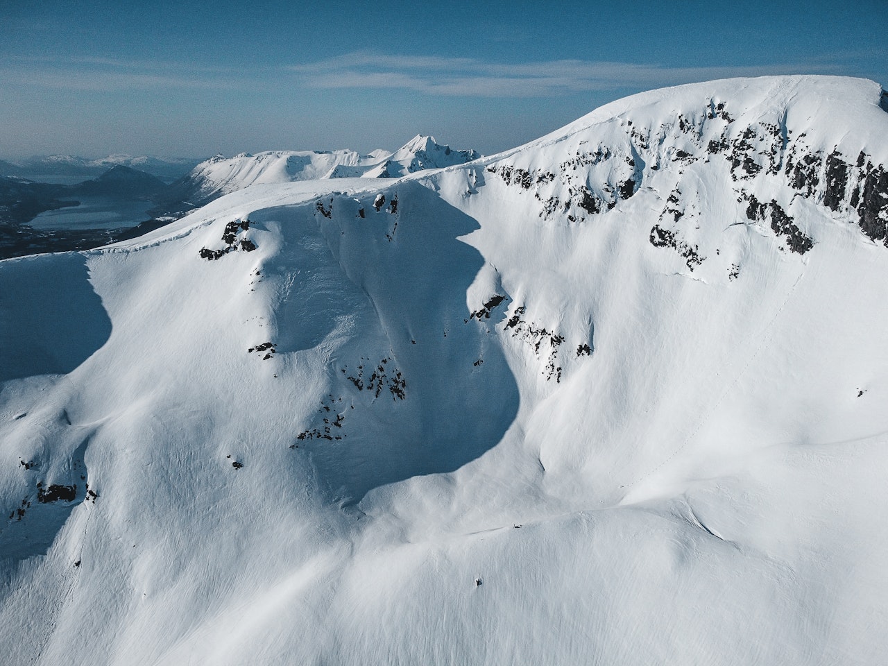 ENDELIG TILBAKE: Det begynner å bli noen år siden XFree ble arrangert i full skala i Trollbotn ved Ørsta skisenter, men i år ser det meste bra ut! Foto: Petter Westgaard fjellside med snø