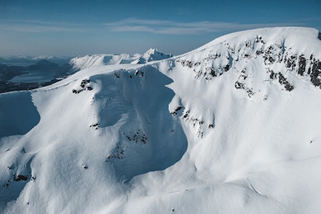 ENDELIG TILBAKE: Det begynner å bli noen år siden XFree ble arrangert i full skala i Trollbotn ved Ørsta skisenter, men i år ser det meste bra ut! Foto: Petter Westgaard fjellside med snø