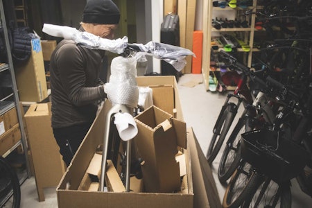 DETTE KLARER DU SELV: Med enkle verktøy og litt forhåndskunnskap kan du montere en elsykkel du har bestilt selv på nett. Foto: Kristoffer H. Kippernes.  montere elsykkel bestilt på internett