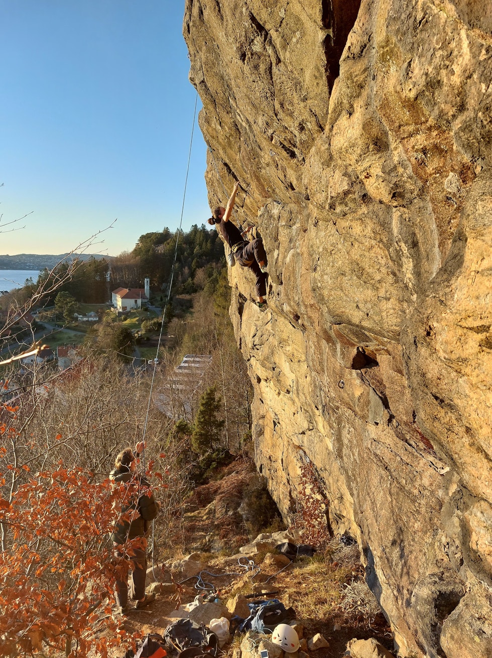 Kari Sølberg Ellingsen jobber seg opp overhenget på Bymuren. Foto: Line Sverdrup klatring