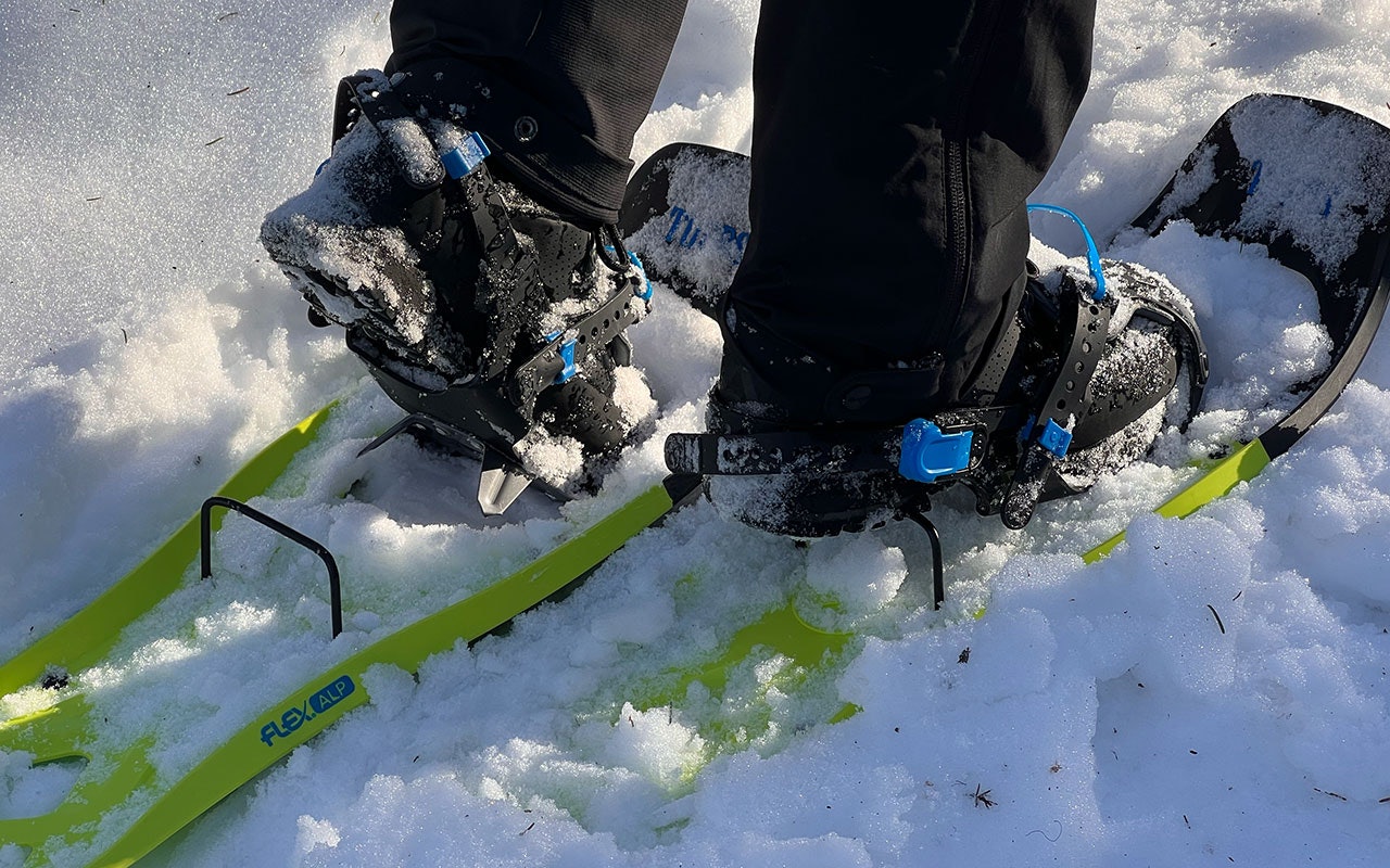tubbs flex alp woman 25 truge med hælløfter oppspent til test i snøen
