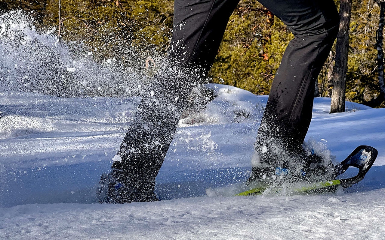 TUBBS TRUGER FOR DAME: Tubbs Snowshoes har lansert egen damemodell av den populære Flex-trugen. Nærbilde av Tubbs Flex Alp Womans 24 truger i snøen