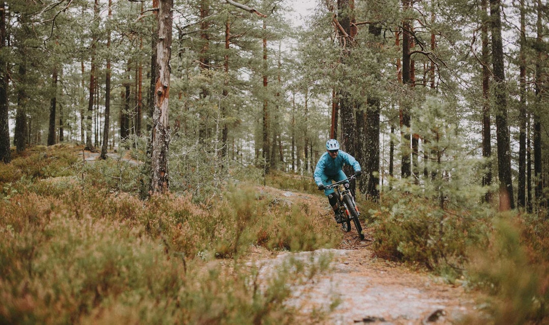 FIN STI: Pioneren i Østmarka har blitt en superpopulær runde for stisykling. Truls Erik Johnsen finner flyten på Skullerudåsen. Foto: Kristoffer H. Kippernes pioneren østmarka