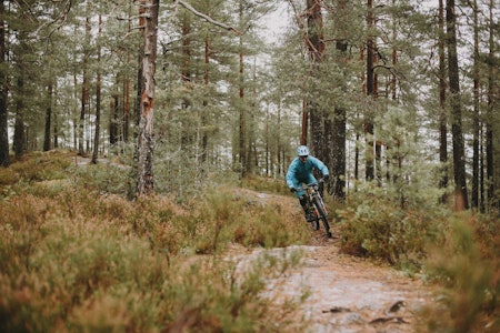 FIN STI: Pioneren i Østmarka har blitt en superpopulær runde for stisykling. Truls Erik Johnsen finner flyten på Skullerudåsen. Foto: Kristoffer H. Kippernes pioneren østmarka