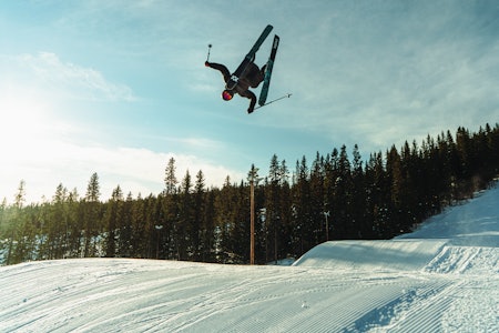 HANGTIME: William Kalfoss lufter seg i Svartparken i Trysil. Foto: Christian Nerdrum skikjører på big jump