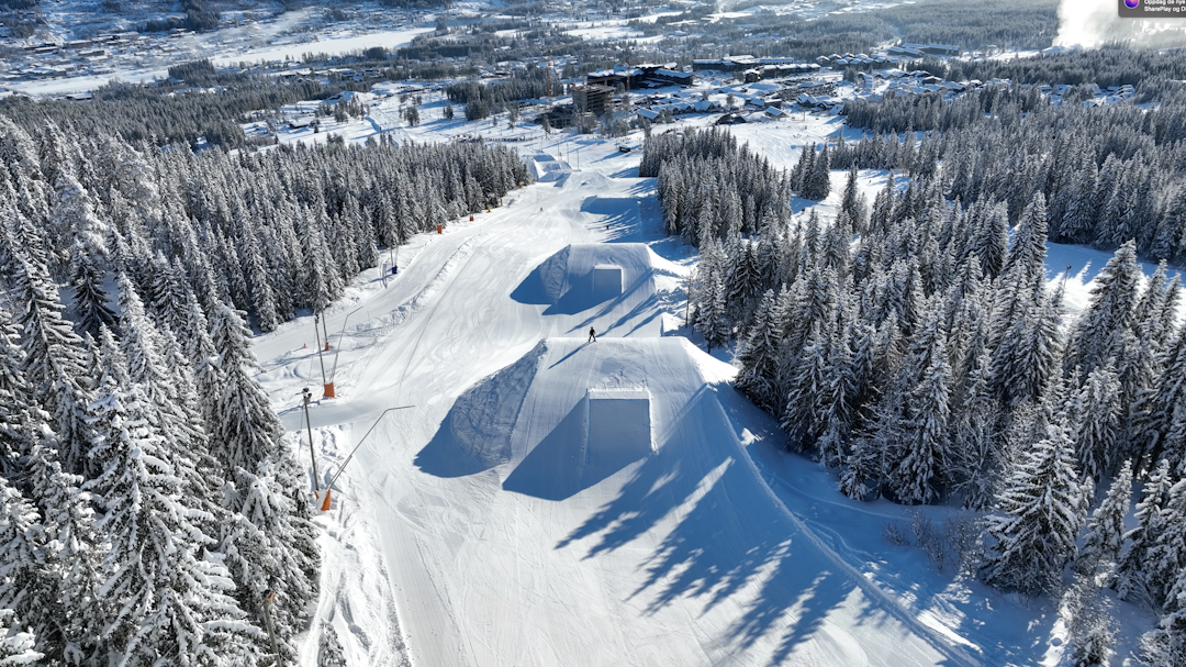 HELSVART: Det finnes park for alle nivåer i Trysil. Dropper du inn på denne, bør du riktignok vite hva du driver med. Foto: Ola Matsson dronebilde av parken i Trysil