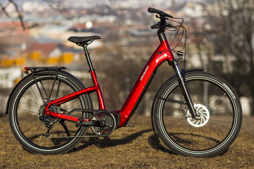 SKINNENDE: Turbo Como-sykkelen vi fikk på test har en nydelig, rød farge. Foto: Kristoffer H. Kippernes. specialized elsykkel test como