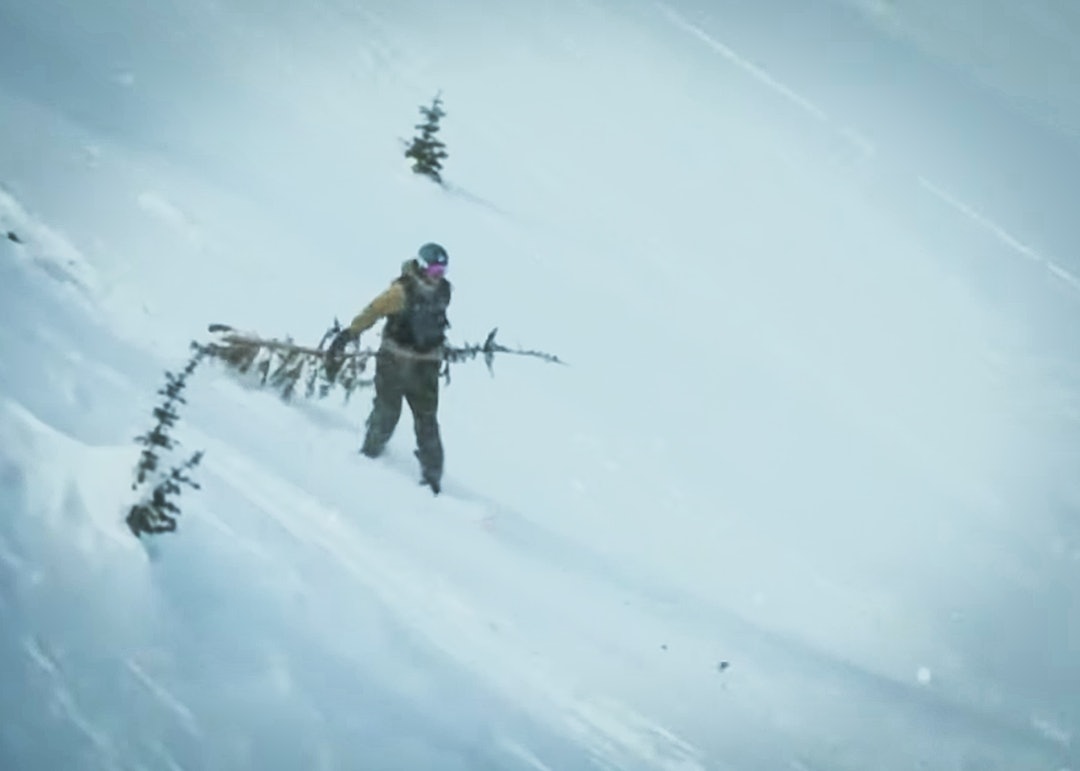 KNAKK ET TRE: Mikkel Bang knakk et tre med ryggen og spolerte dermed muligheten til å vinne finalen i Baldface. Skjermdump: Natural Selection Tour KNAKK ET TRE: Mikkel Bang knakk et tre med ryggen og spolerte dermed muligheten til å vinne finalen i Baldface. Skjermdump: Natural Selection Tour