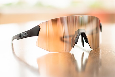 NESTEN: Uten toppramme er dette en god sykkelbrille. Kunne de ikke vært slik, i stedet for å fordyre brillene med masse dilldall? Foto: Henrik Alpers. NESTEN: Uten toppramme er dette en god sykkelbrille. Kunne de ikke vært slik, i stedet for å fordyre brillene med masse dilldall? Foto: Henrik Alpers.