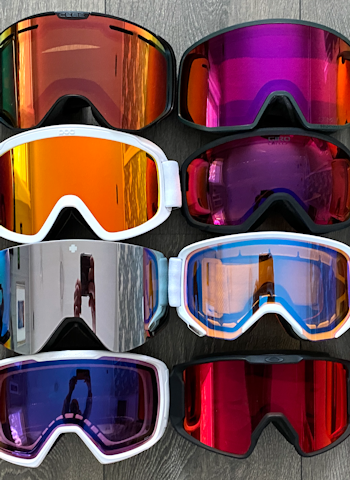 STORT UTVALG: Lenger ned finner du stor test av en drøss forskjellige goggles. Foto: Tore Meirik bilde av mange goggles