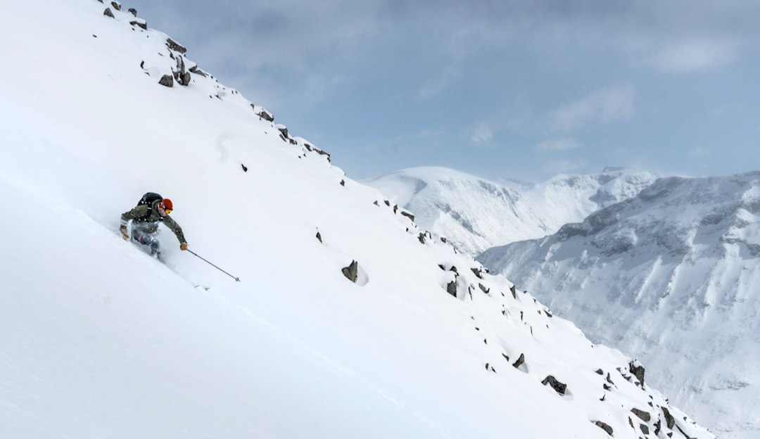 Simen Johannessen på vei ned Vakkerbandet, som (kan være) den andre nedkjøringen på Høgruta i Jotunheimen på vei til Leirvassbu. Foto: Christian Nerdrum skikjører i Jotunheimen