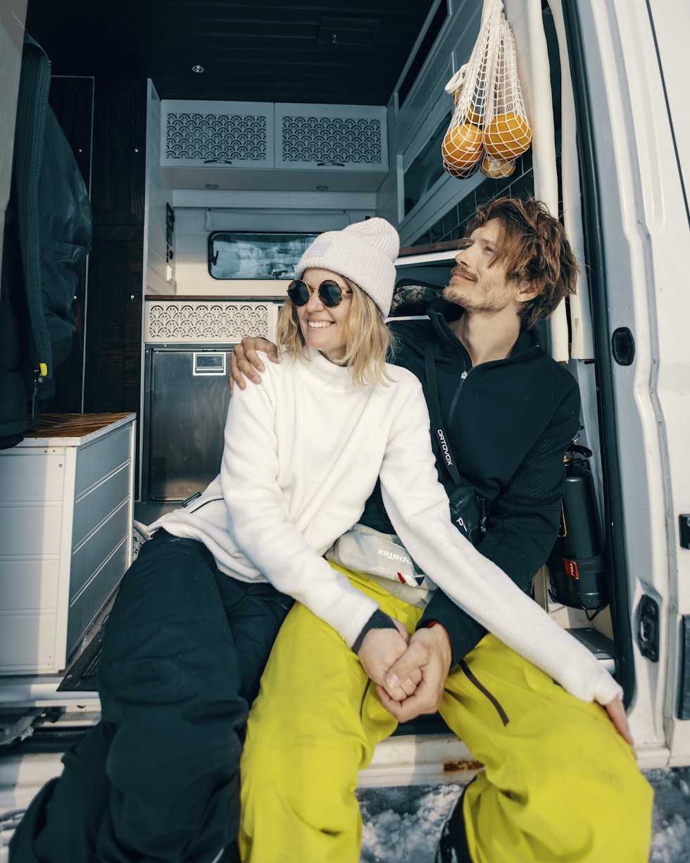 BOR I BIL: Sofia Sjöberg og Jacob Wester i sin nye bobil legger skisesongen i Norge. BOR I BIL: Sofia Sjöberg og Jacob Wester i sin nye bobil legger skisesongen i Norge.