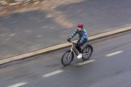 BYCRUISING: En sykkel med motor kan gjøre transport i hverdagen både morsommere og enklere. Vi har testet flere elsykler. Foto: Kristoffer H. Kippernes test av elsykkel 2022
