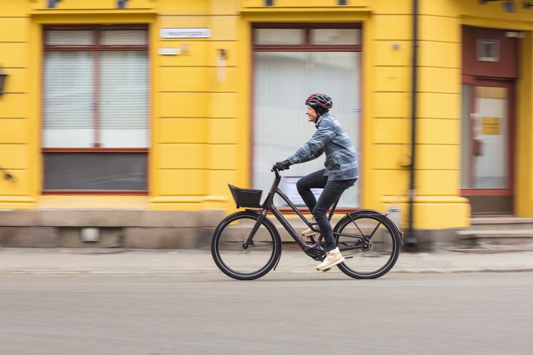 URBAN: Elsykler kommer ikke bare i mange farger, men også mange fasonger. Specialized Turbo Como SL er en spennende elsykkel som kan hjelpe deg med enkle transportoppgaver i hverdagen. Foto: Kristoffer H. Kippernes. test av elsykkel 2022